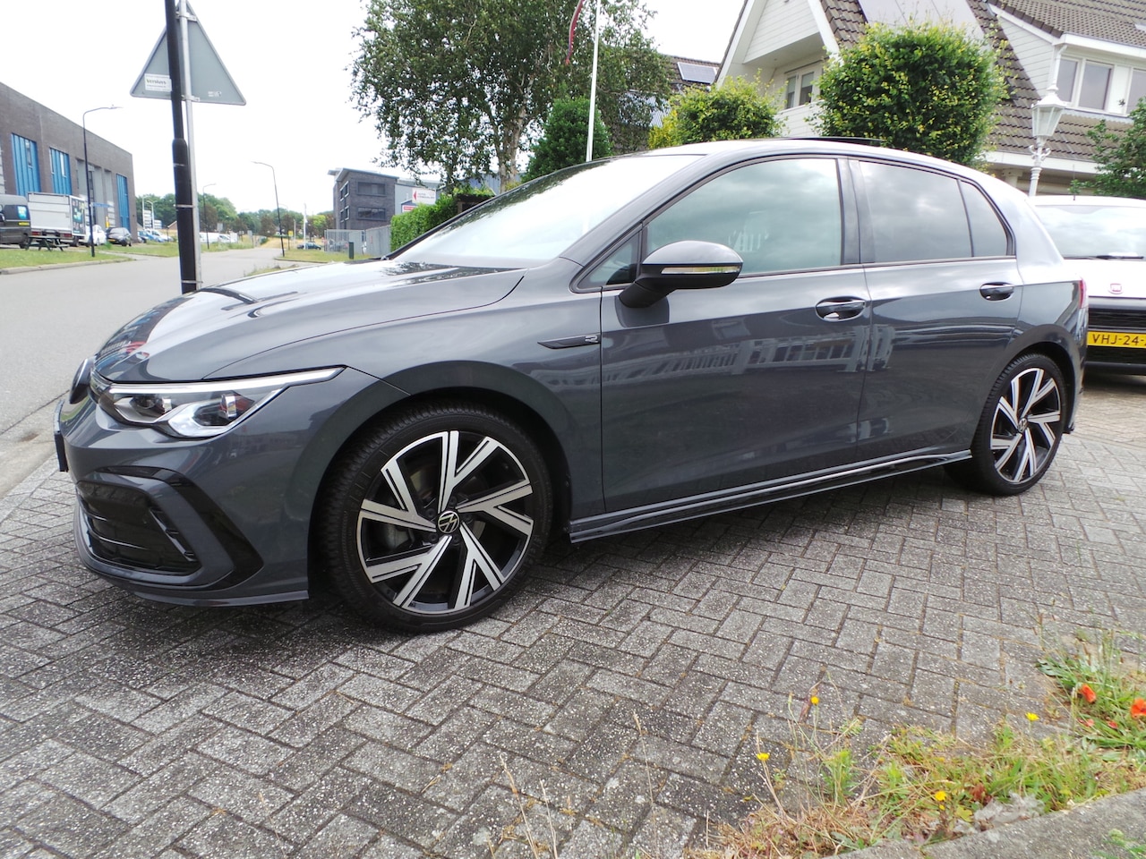 Volkswagen Golf - 1.5 eTSI R-Line Pano,Dodehoek,Stoelverw Airco,Cruise,Navigatie,18"Lmv - AutoWereld.nl