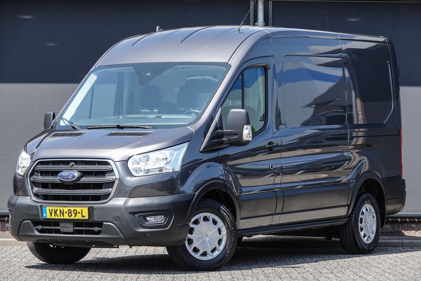 Ford Transit - L2H2 2.0Tdci 170Pk Aut. | Trend | Achteruitrijcamera | Trekhaak | Magnetic Grey - AutoWereld.nl