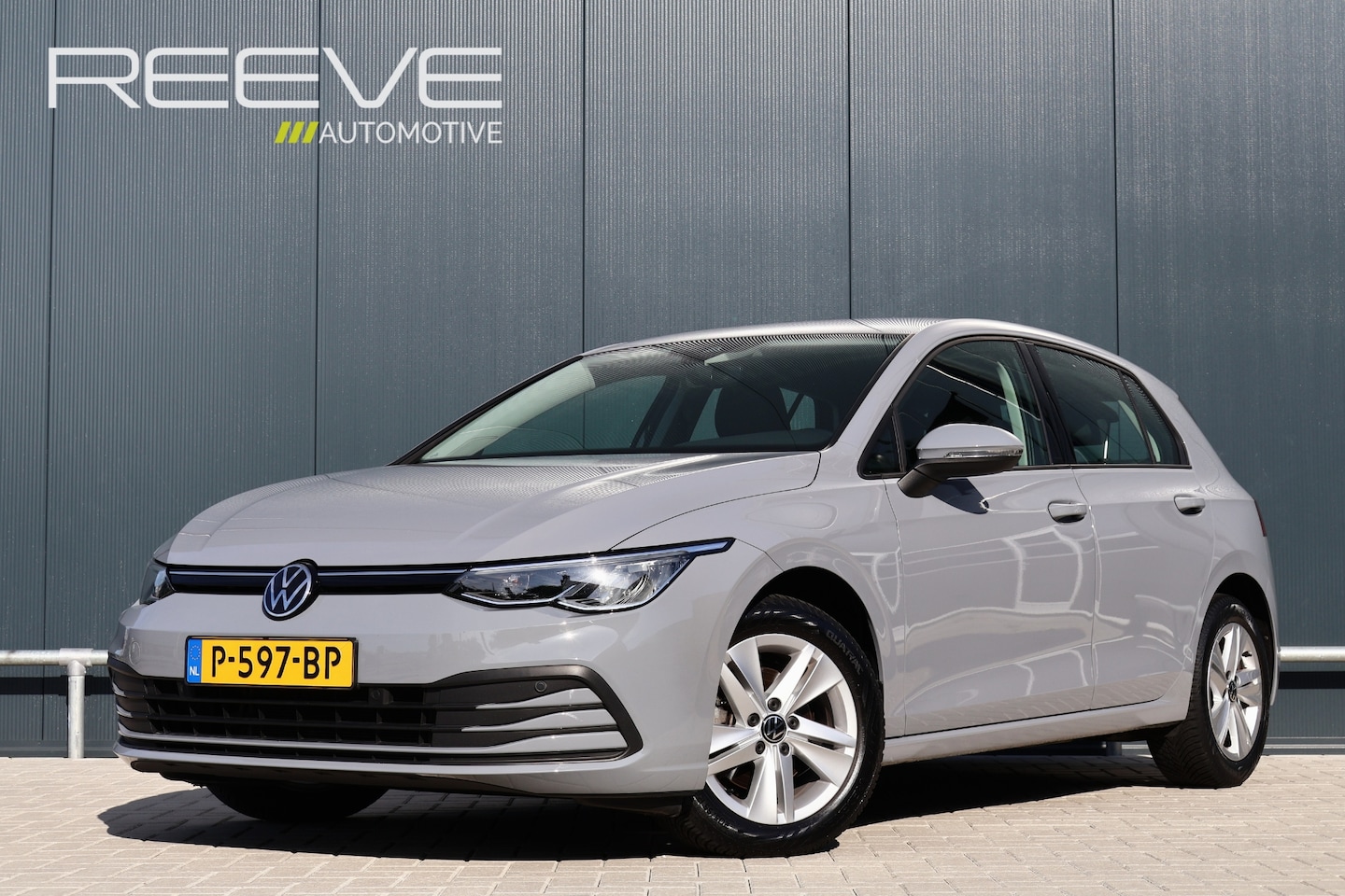 Volkswagen Golf - 1.0 eTSI Life Automaat | Carplay | LED | Adaptive Cruise | Moonstone Grey | Sfeerverlichti - AutoWereld.nl
