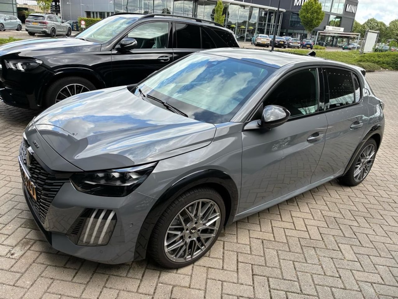 Peugeot 208 - Hybrid 136 e-DCS6 GT | Achterbank in delen neerklapbaar | Achterspoiler | Achteruitrijcame - AutoWereld.nl