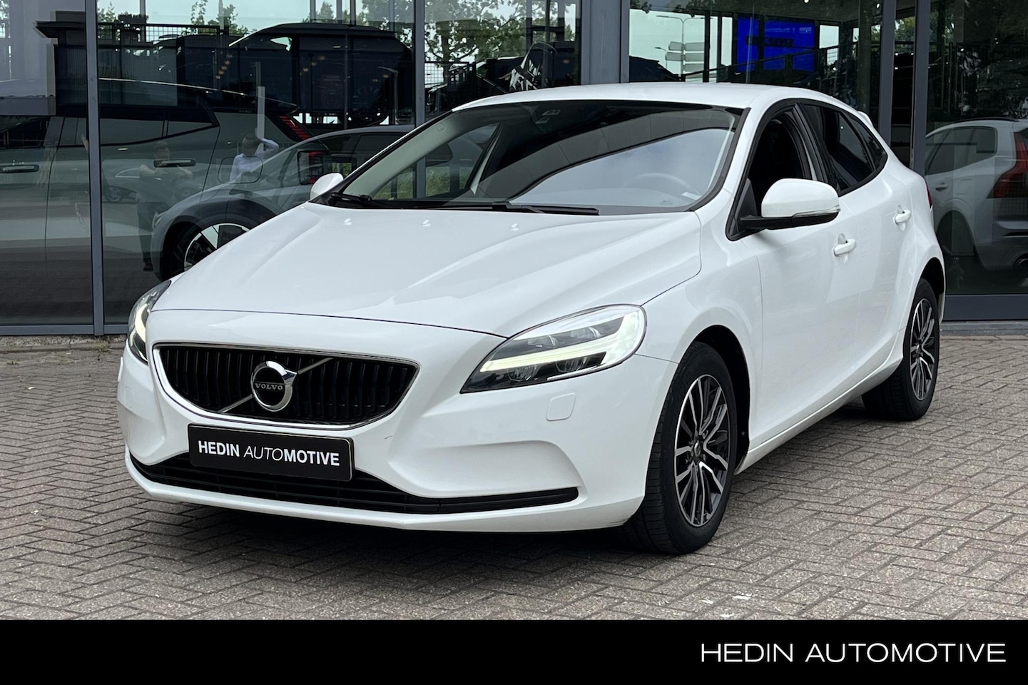 Volvo V40 - 1.5 T3 Nordic+ Automaat | Navigatie | Stoelverwarming voor en achter!| Parkeersensoren | S - AutoWereld.nl