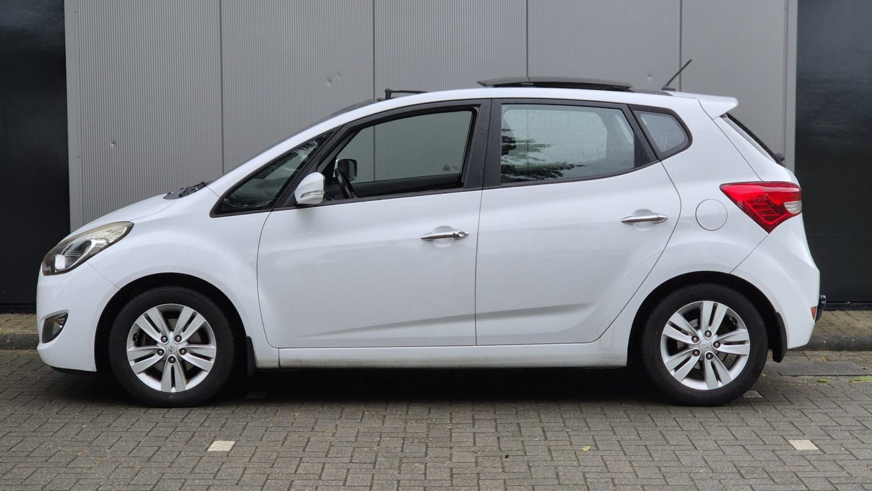 Hyundai ix20 - 1.6i i-Catcher / Pano / Navi / Trekhaak / Leder / Keyless / - AutoWereld.nl