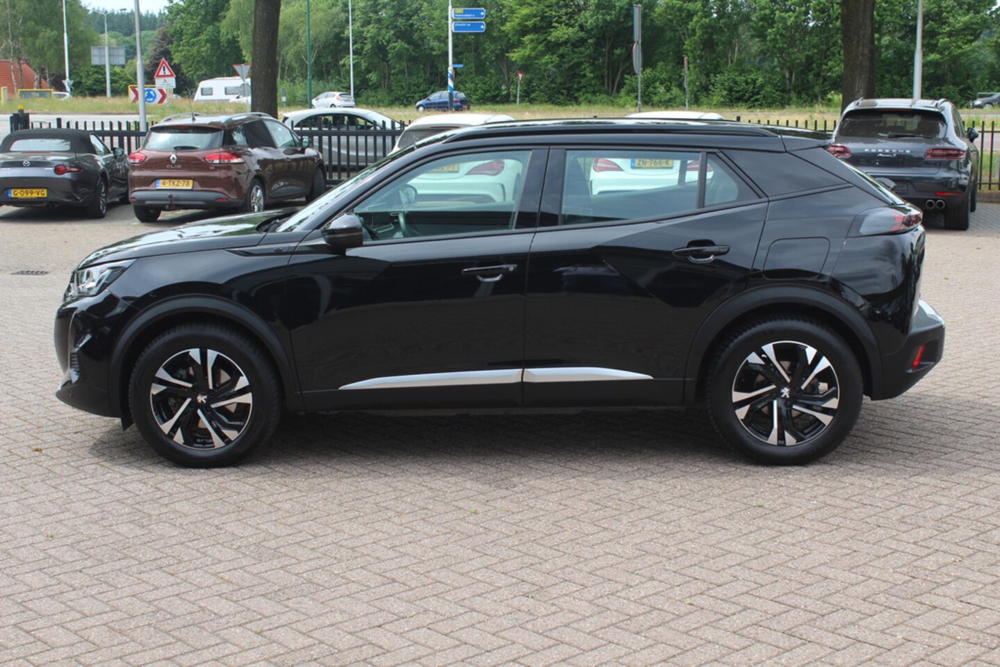 Peugeot e-2008 - EV Allure 50 kWh / Camera / Half leder / Virtual Cockpit / 17'' / LED Koplampen / Keyless - AutoWereld.nl
