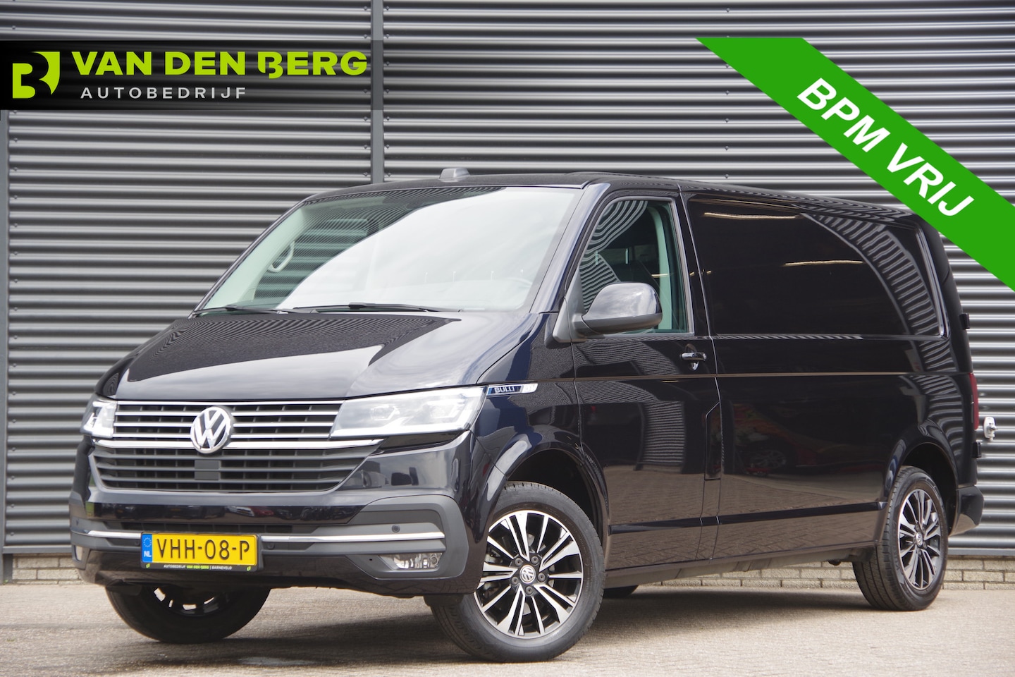 Volkswagen Transporter - 2.0 TDI L2 BULLI, 3-ZITS, 150PK AUT. LED, ADAPT. CRUISE, TREKHAAK, APPLE CARPLAY, NAVI, AI - AutoWereld.nl