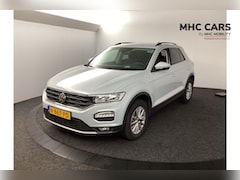 Volkswagen T-Roc - 1.0 TSI Style | Verwacht | Trekhaak | Navi | PDC | Getinte ruiten |