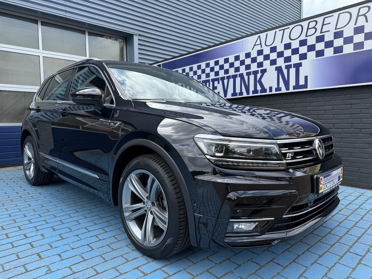 Volkswagen Tiguan - 1.5 TSI R-LINE ADAP CRUISE TREKHAAK P-CAM - AutoWereld.nl