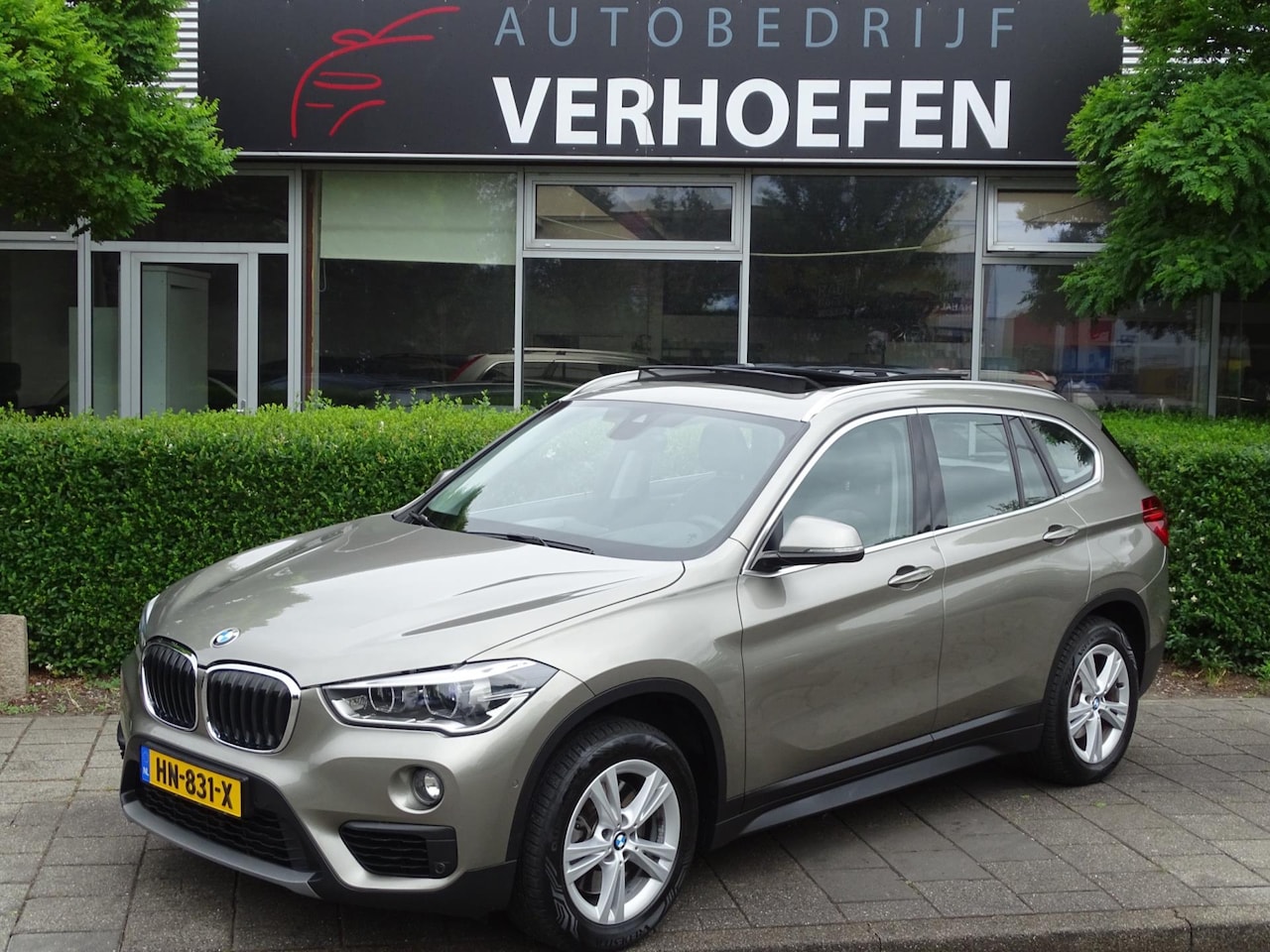 BMW X1 - SDrive20i Essential - PANORAMADAK - AUTOMAAT - STOEL VERW - HEAD UP ! - AutoWereld.nl
