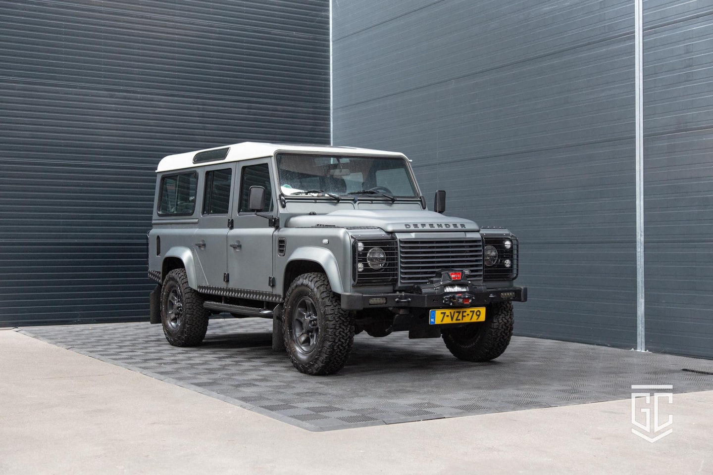 Land Rover Defender 110 - 2.2 D HT 110" SE (luchtvering, WARN, alcantara, etc.) - AutoWereld.nl