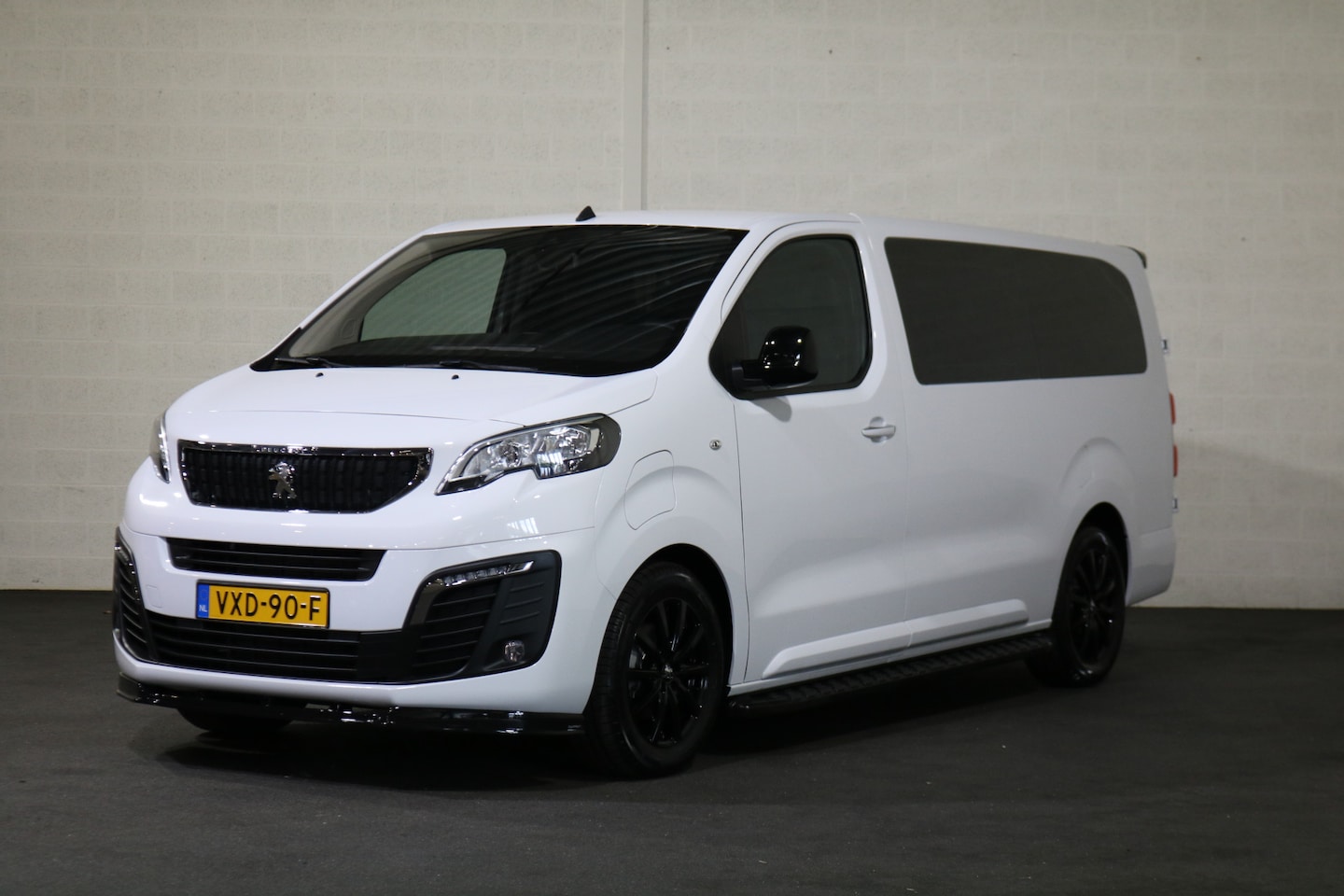 Peugeot e-Expert - EV L3 75 kWh Airco Navigatie Trekhaak Black Line online zetten als foto's gemaakt zijn - AutoWereld.nl