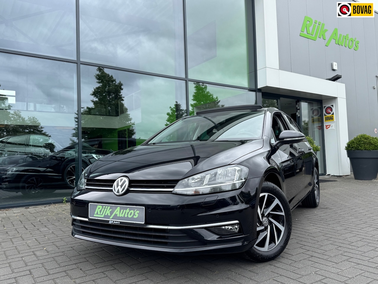 Volkswagen Golf - 1.0 TSI Highline * Panoramadak * Stoelverwarming * Clima - AutoWereld.nl