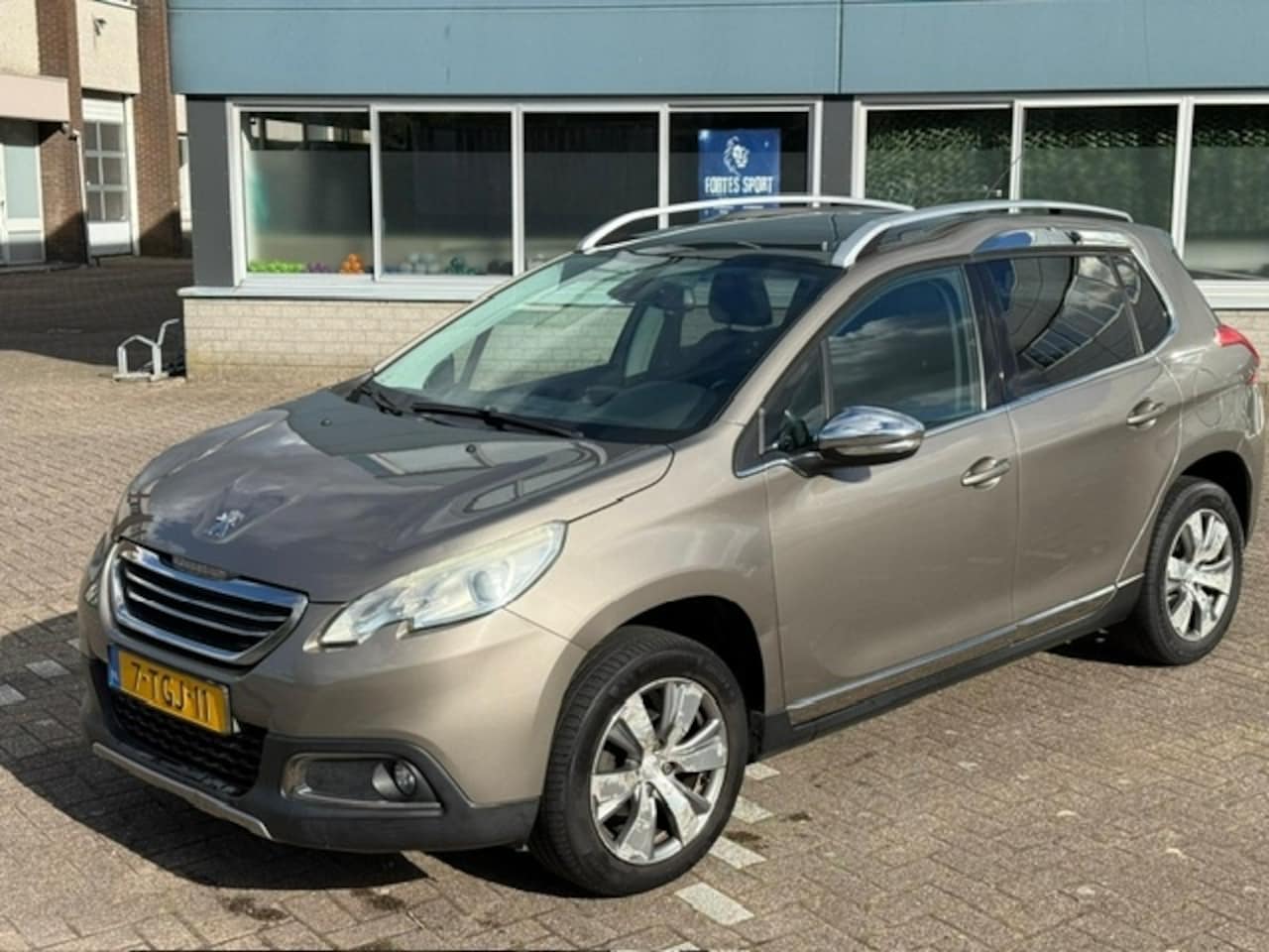 Peugeot 2008 - 1.6 e-HDi 92PK Automaat Clima ECC Pano - AutoWereld.nl