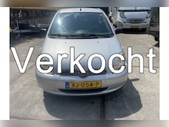 Toyota Yaris - 1.3 VVT-i Terra Leuke yaris 13 benzine loopt en rijdt goed 950€