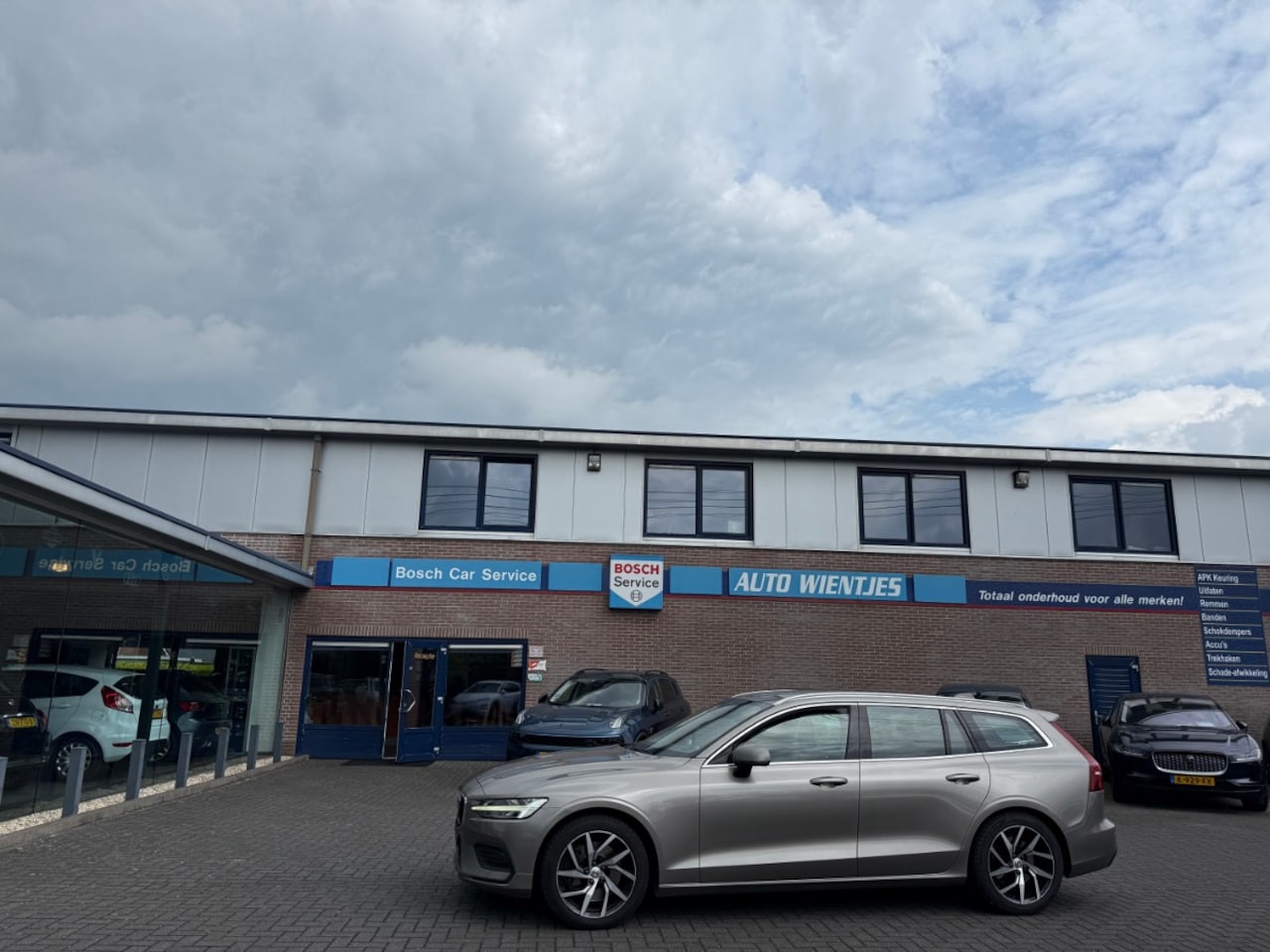 Volvo V60 - 2.0 T5 Aut 184kw | Momentum | Leer | Navi - AutoWereld.nl
