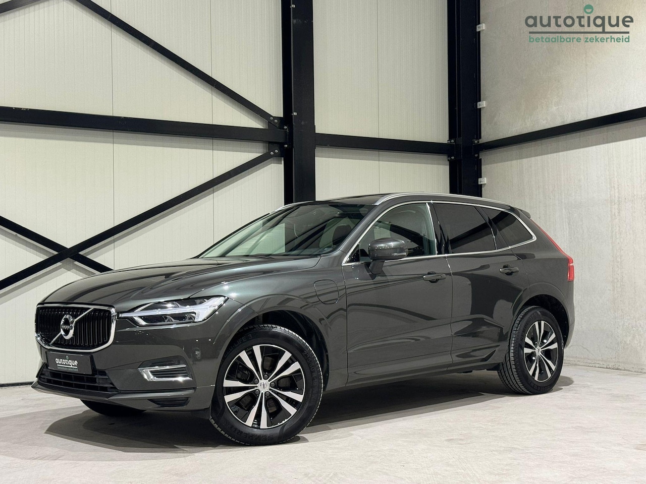 Volvo XC60 - 2.0 T8 AWD Momentum Pro Aut. | panorama | navi | leder | trekhaak | - AutoWereld.nl