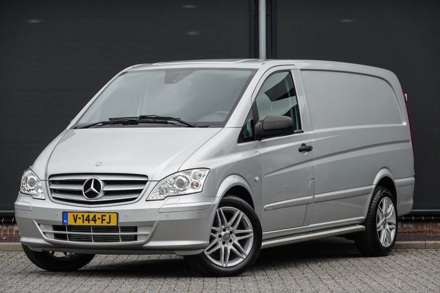 Mercedes-Benz Vito - 116Cdi 164Pk Aut. | Lang | Trekhaak | Sidebars | 18'' - AutoWereld.nl