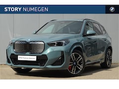 BMW iX1 - eDrive20 High Executive M Sport / Panoramadak / Trekhaak / Sportstoelen / M Adaptief onder
