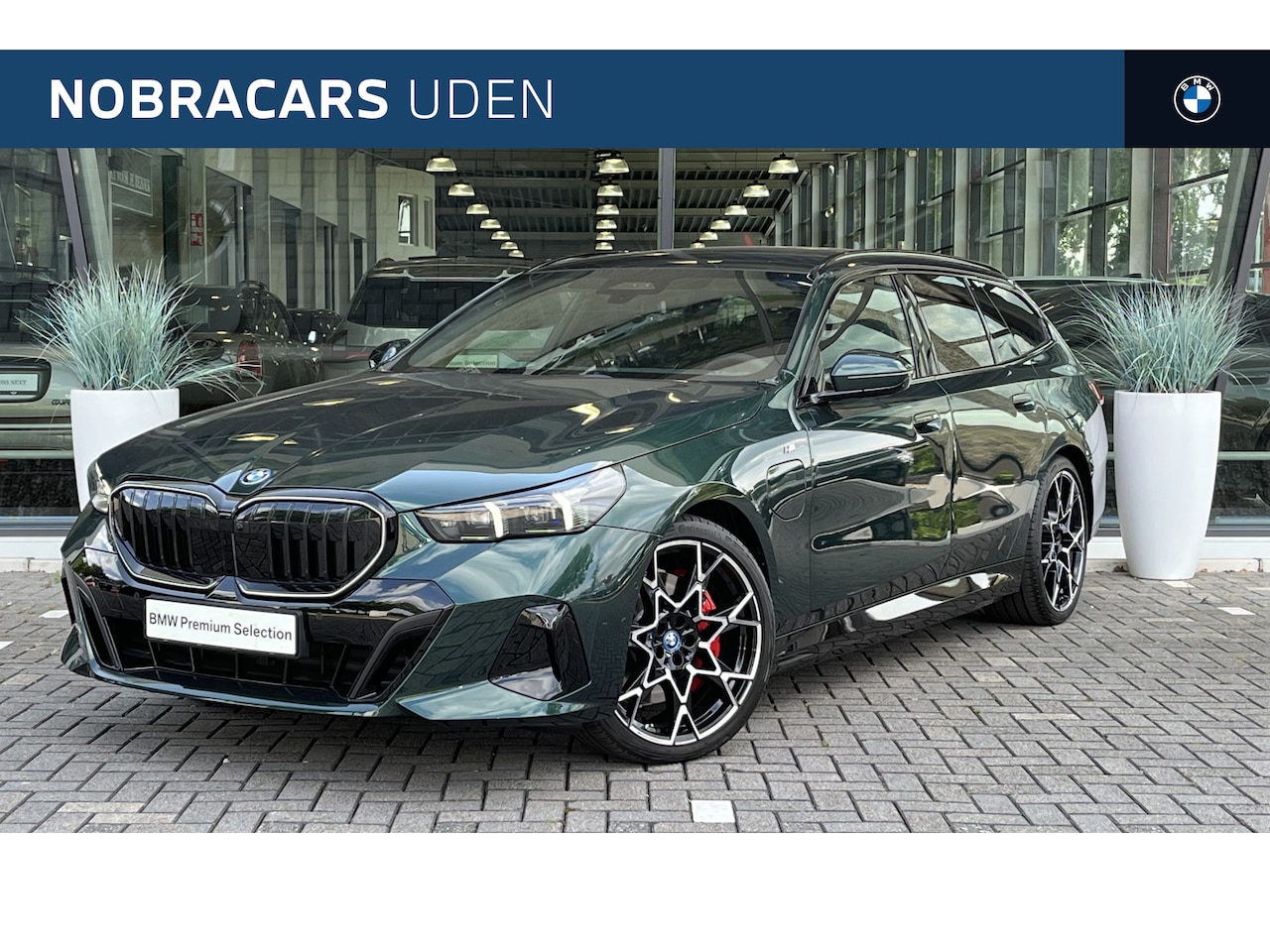 BMW 5-serie Touring - 550e xDrive M Sport Automaat / Panoramadak / Trekhaak / Adaptief onderstel / Multifunction - AutoWereld.nl
