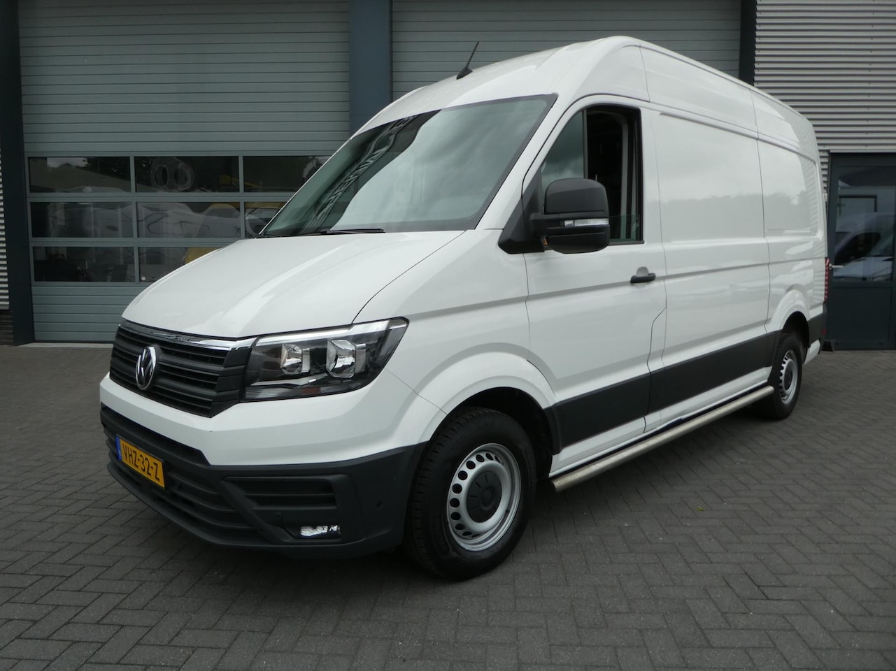 Volkswagen Crafter - 35 2.0 TDI 180 pk L3H3 ( L2H2) airco, apple carplay ,camera ,trekhaak - AutoWereld.nl