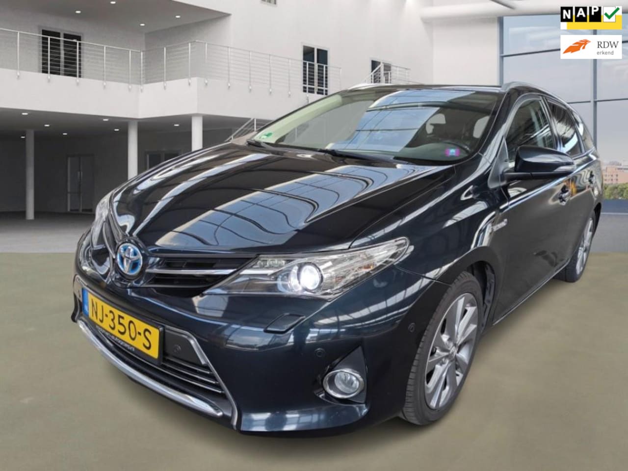 Toyota Auris Touring Sports - 1.8 Hybrid Executive EXPORT - AutoWereld.nl