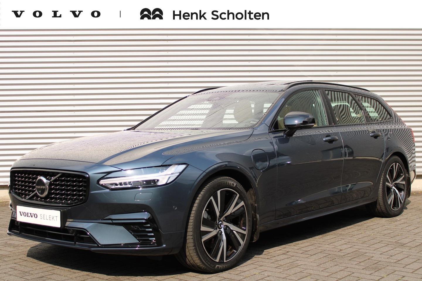 Volvo V90 - 2.0 T6 Plug-in hybrid AWD Plus Dark | Trekhaak | Panoramisch Schuif-/Kanteldak | Harman/Ka - AutoWereld.nl