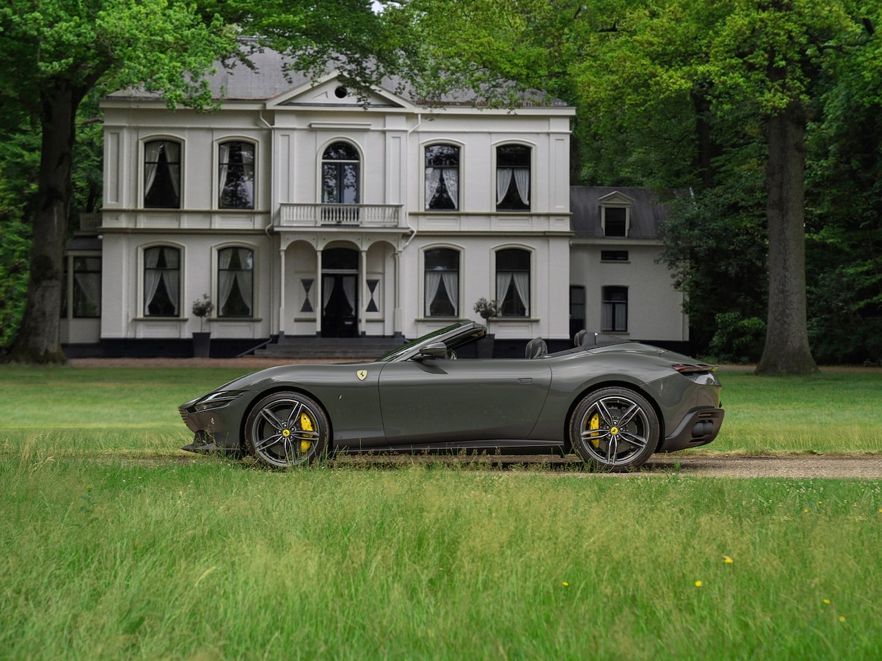 Ferrari Roma Spider - 3.9 V8 | Pass. display | Daytona Seats | Carbon stuur | Grigio Scuro | Stoelventilatie - AutoWereld.nl