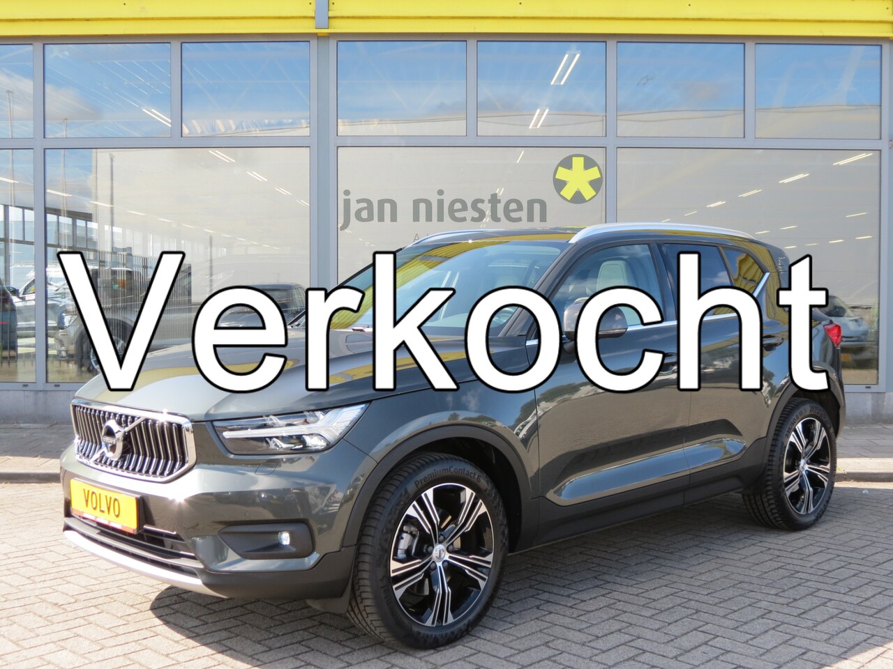 Volvo XC40 - 2.0 T4 AWD Inscription -190pk- Automaat | Four-C | Panoramadak | Harman Kardon | Rijklaarp - AutoWereld.nl