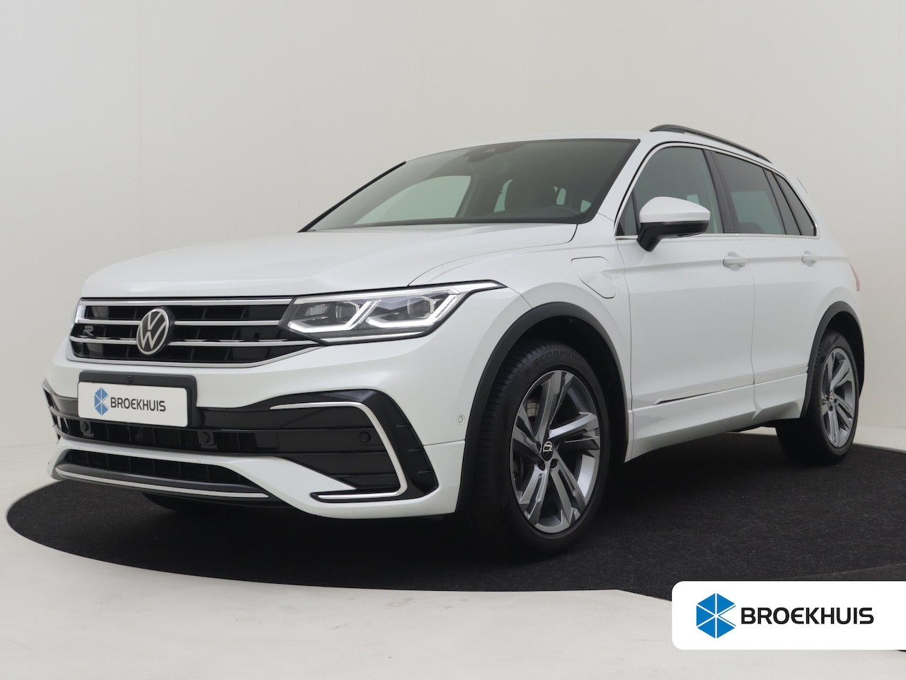 Volkswagen Tiguan - 1.4 TSI eHybrid R-Line Business+ 245pk | Head up display | Keyless | 360 camera | Adaptief - AutoWereld.nl