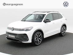 Volkswagen Tiguan - R-Line-Edition 1.5 eHybrid | 204 PK | Trekhaak | Ergonomische Voorstoelen | Stoelmassage |