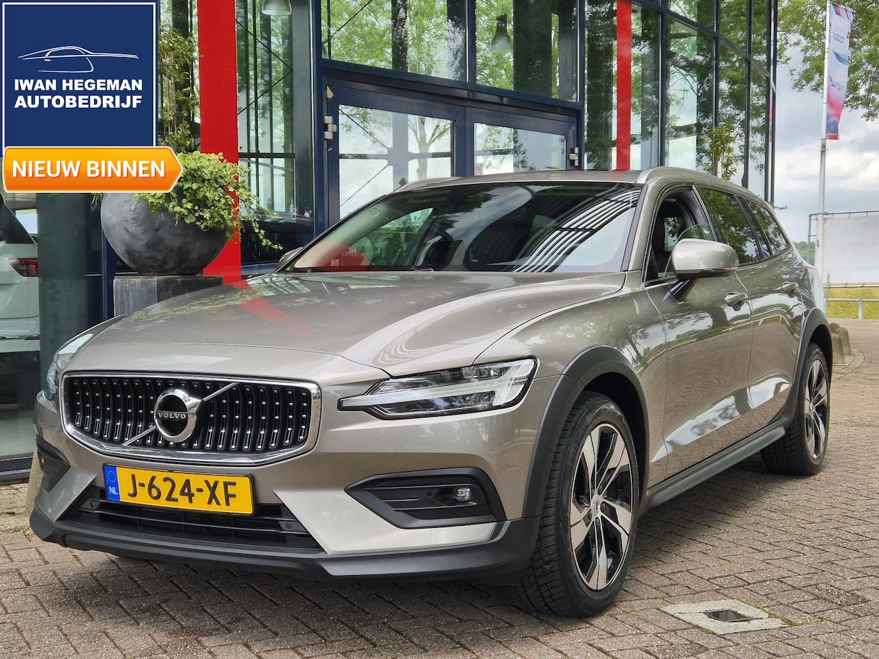 Volvo V60 Cross Country - 2.0 B5 AWD Pro AUTOMAAT | Afn. Trekhaak | Panodak | Adapt. Cruise Control | LM Velgen | Cl - AutoWereld.nl
