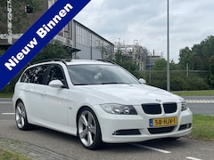 BMW 3-serie Touring - 320i *Panoramadak*GrootNavi*Stoelverwarming*Sportvelgen*Cruise Control