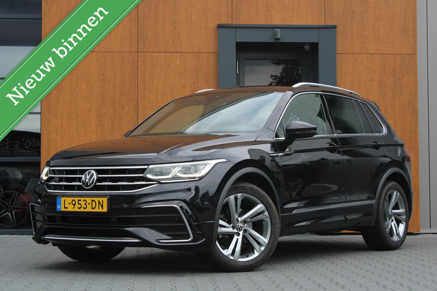 Volkswagen Tiguan - 1.5TSI R-Line Automaat| ACC | Trekhaak - AutoWereld.nl