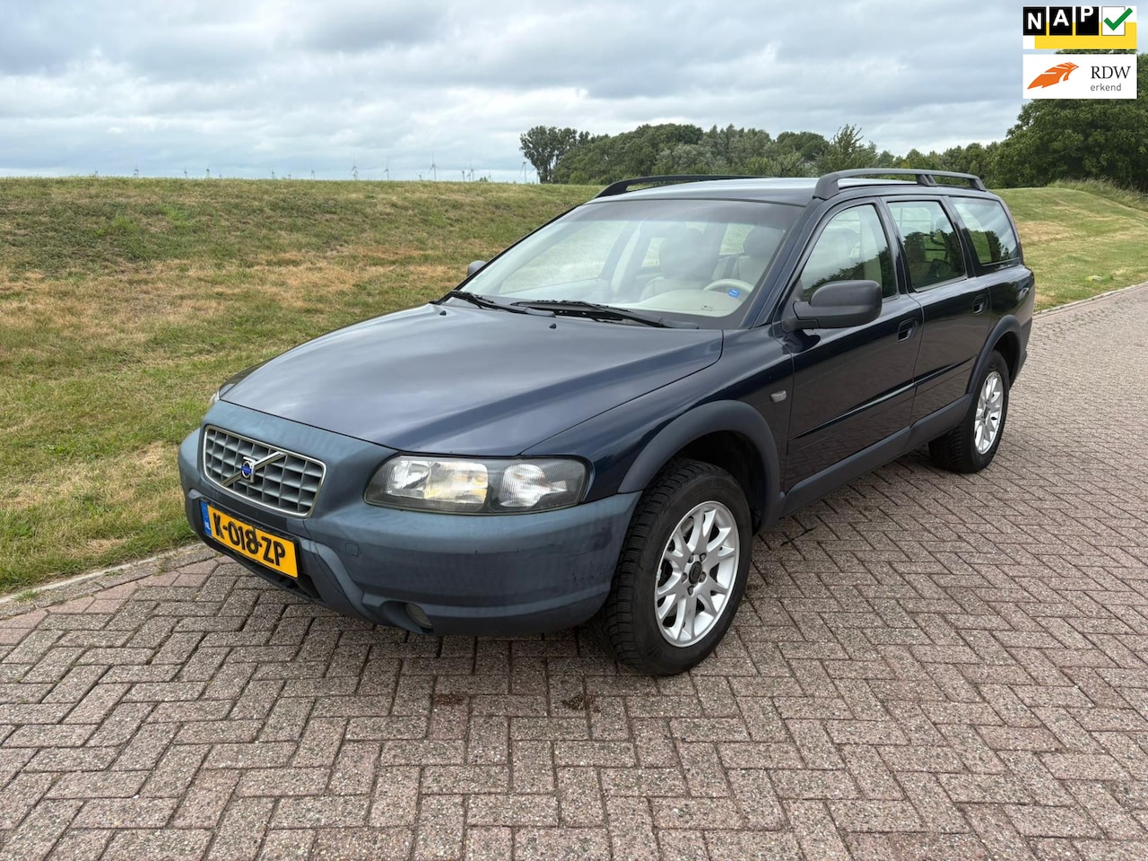 Volvo XC70 - 2.5i T Momentum Leer Automaat Cruise Climate Control Rijdt perfect DSTC Luchtverinbg 4WD - AutoWereld.nl
