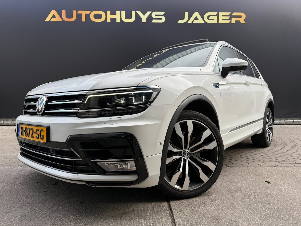 Volkswagen Tiguan - 2.0 TDI 4Motion Highline|Pano|Leer|Dynaudio|Camera| - AutoWereld.nl