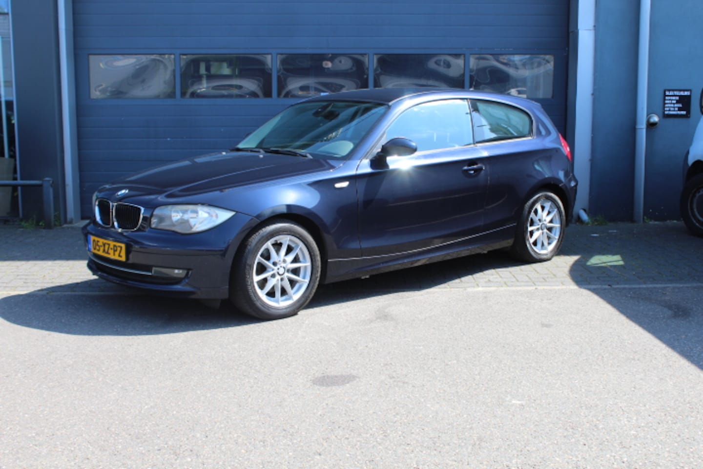 BMW 1-serie - 118i High Executive AIrco met Climatecontrol, Cruisecontrol, Stoelverwarmimg, PDC achter - AutoWereld.nl