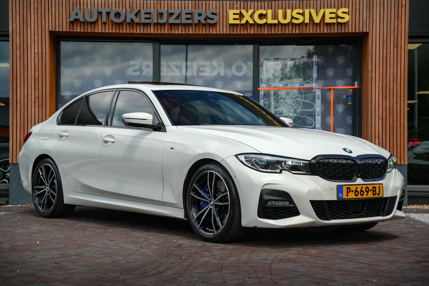 BMW 3-serie - 320d High Executive Schuifdak ACC Harman Kardon Camera Leer M Pakket - AutoWereld.nl