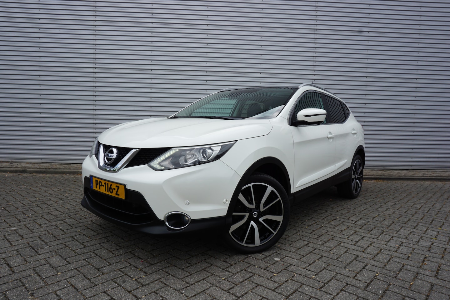 Nissan Qashqai - 1.2 Tekna + Climate / Navi / Cruise / Elektr. ramen / Pano. / Trekhaak / NAP - AutoWereld.nl