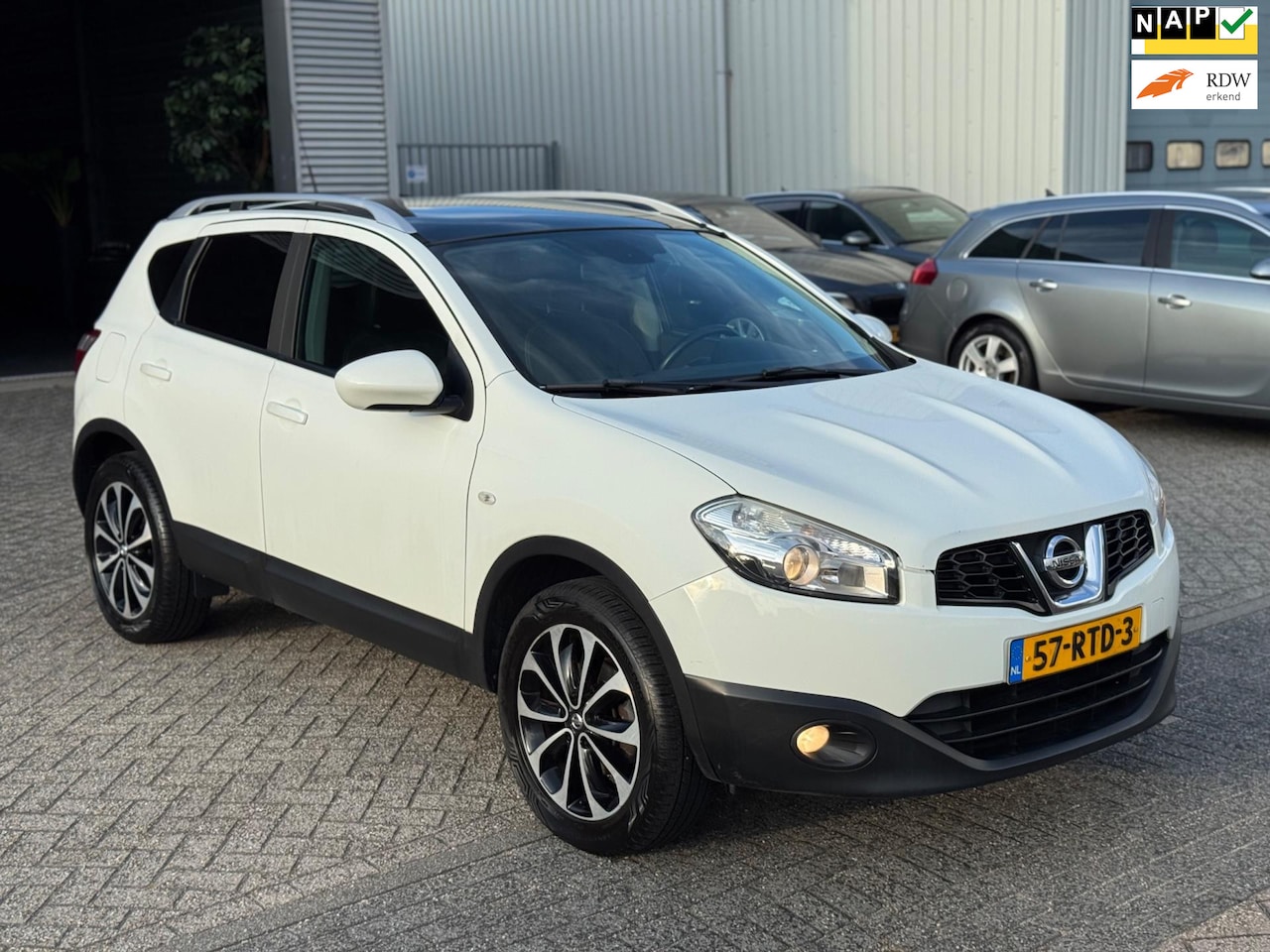 Nissan Qashqai - 1.6 Connect Edition Navi | Pano | Cruise | Camera | Trekhaak - AutoWereld.nl
