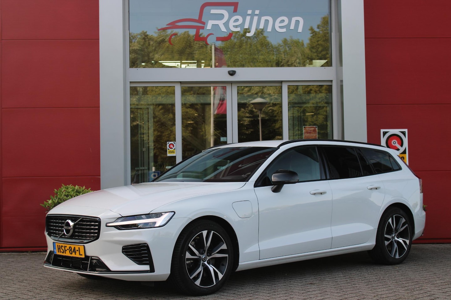 Volvo V60 - 2.0 T6 340PK RECHARGE AWD R-DESIGN **NIEUWSTAAT!** | ELEKTRISCH BEDIENBARE VOORSTOELEN MET - AutoWereld.nl