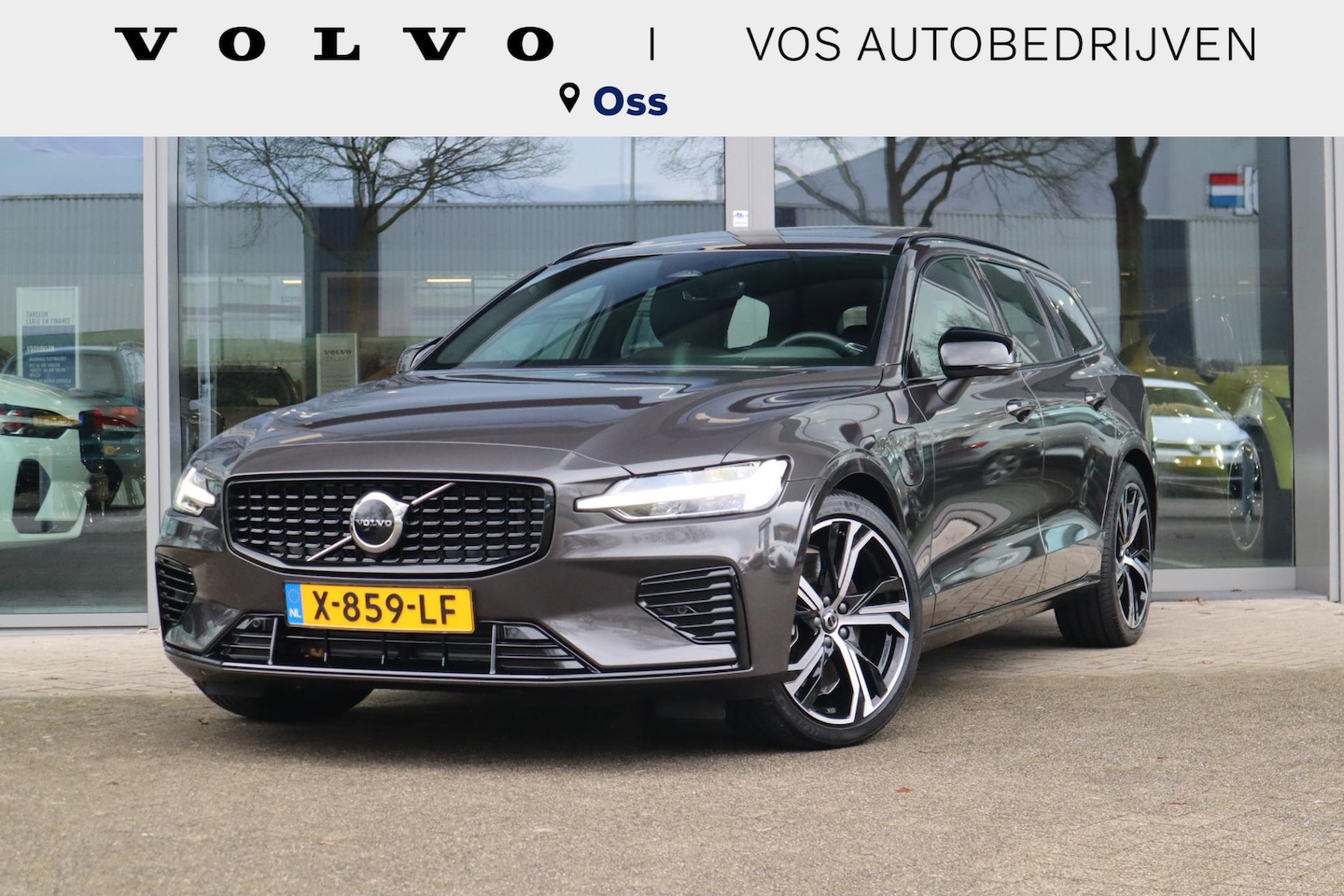 Volvo V60 - 2.0 T6 Plug-in hybrid AWD Plus Dark | Schuif-/ kanteldak| Keyless Entry| Stoelverwarming v - AutoWereld.nl