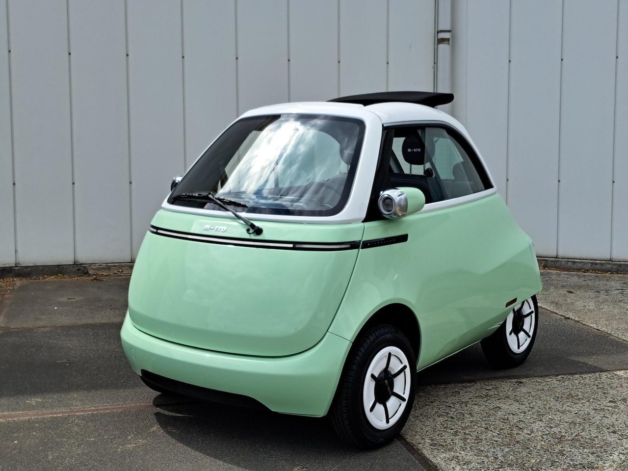 Micro Microlino - COMPETIZIONE 10.5 kWh 100% ELEKTRISCH UNIEK EYECATCHER ZONNEDAK 177KM RIJBEREIK - AutoWereld.nl