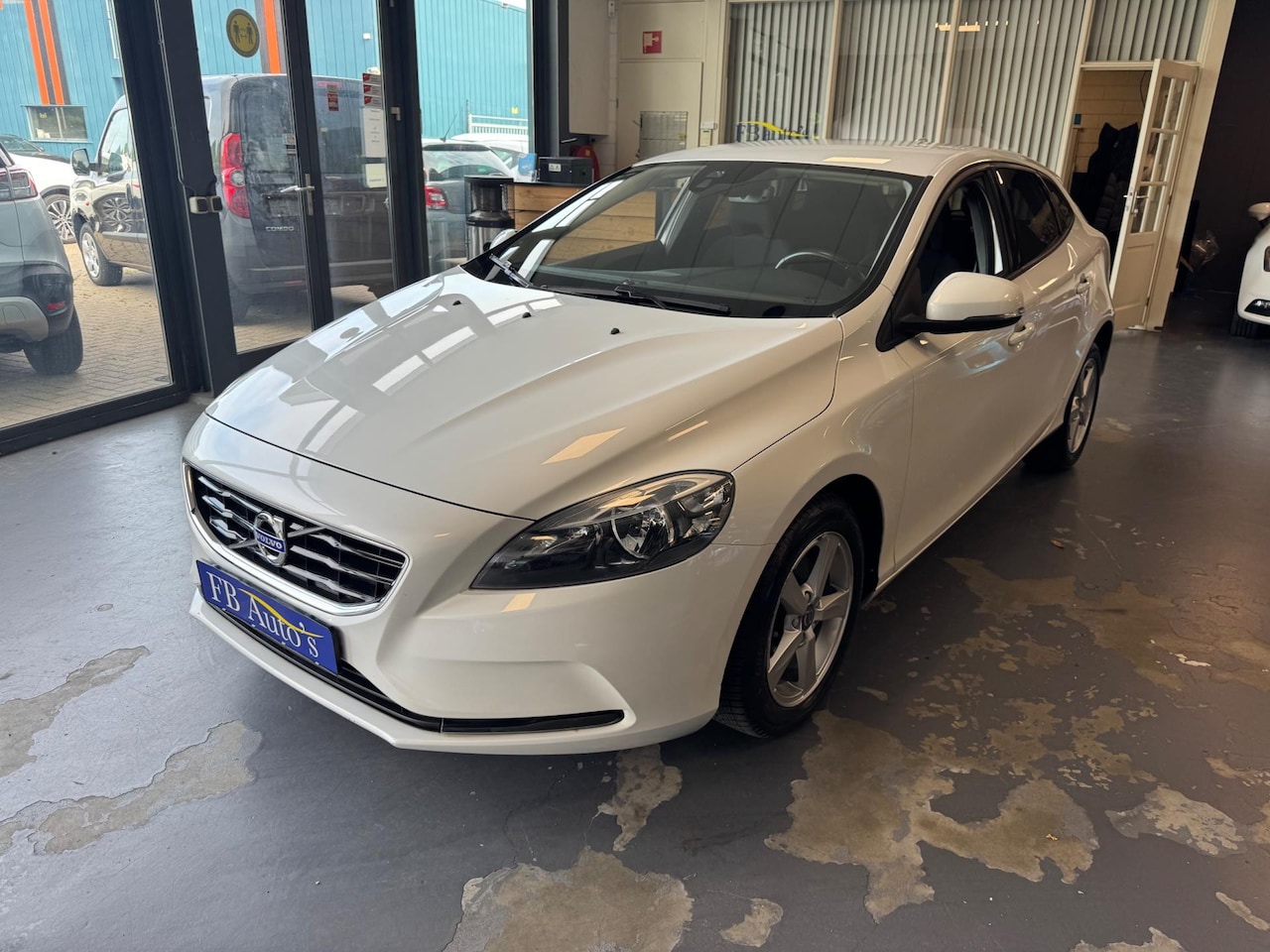 Volvo V40 - 2.0 T2 Momentum Airco Navi Lmv Cruise - AutoWereld.nl