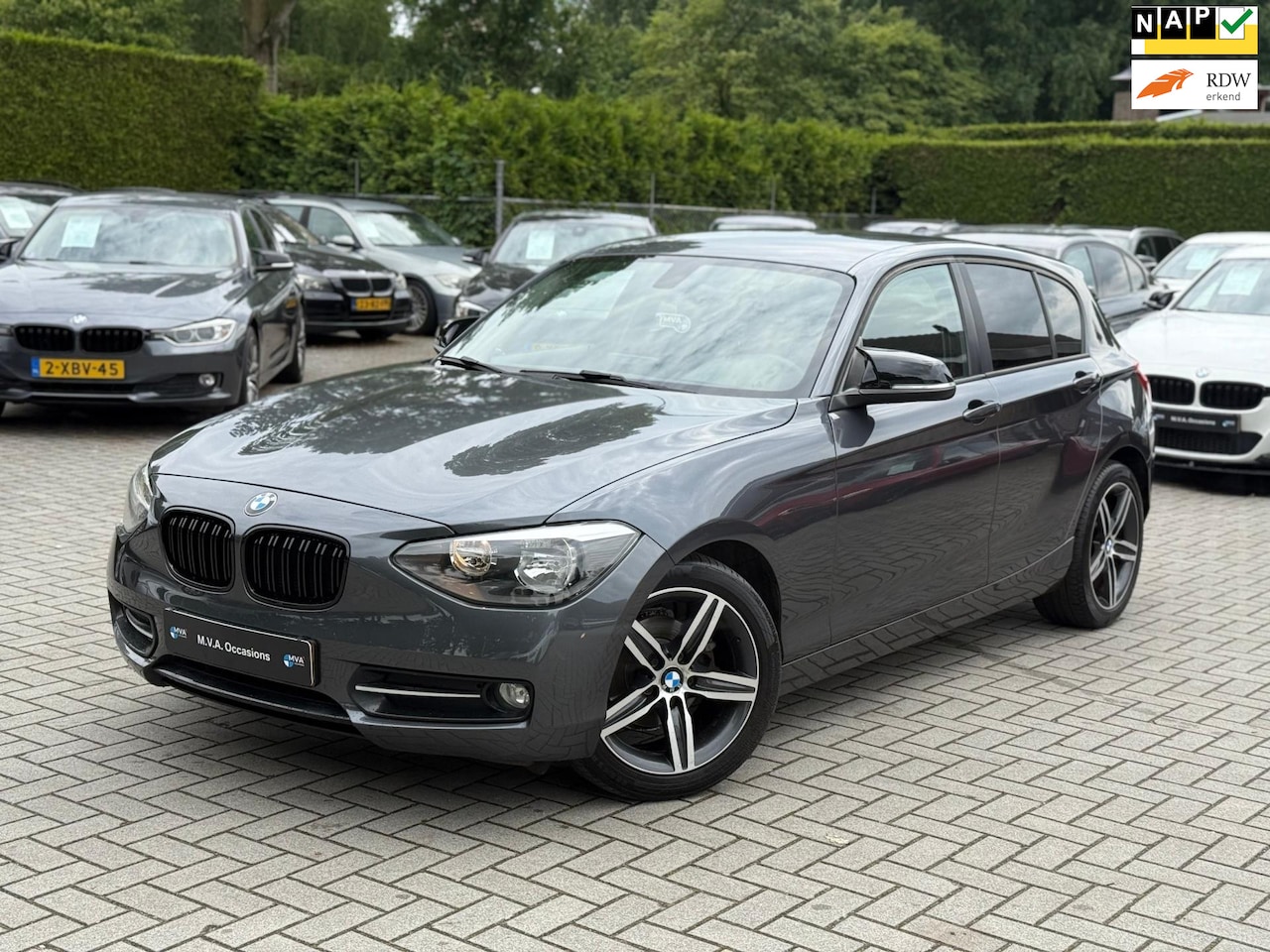 BMW 1-serie - 116i Business+ Sport|Nieuwe Ketting + Klepseals|Cruise control|Navigatie|Airco|Nette staat - AutoWereld.nl