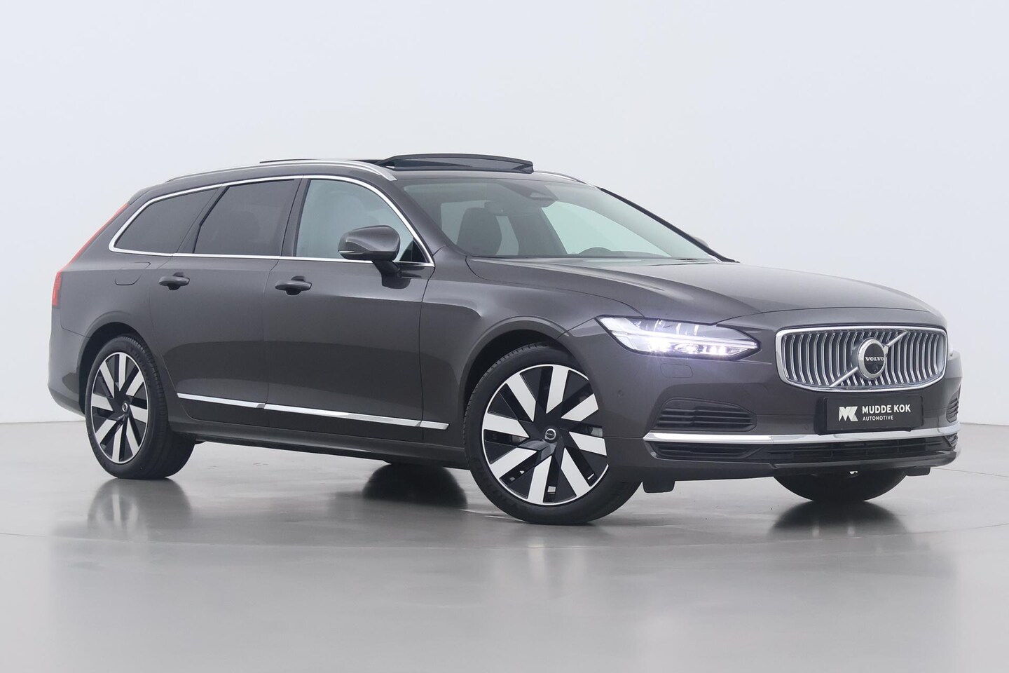 Volvo V90 - T8 Plug-in hybrid Ultra Bright | Bowers&Wilkins | Luchtvering Achter | Massage+Ventilatie - AutoWereld.nl