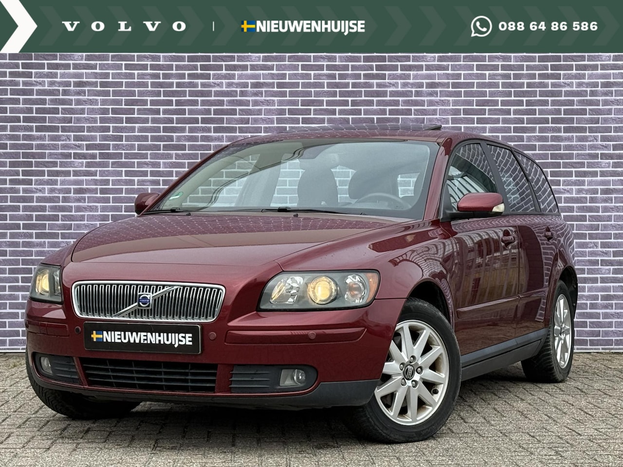Volvo V50 - 2.4 Momentum | Parkeersensoren V+A | Navigatie | High Performance Audio | Climate Control - AutoWereld.nl