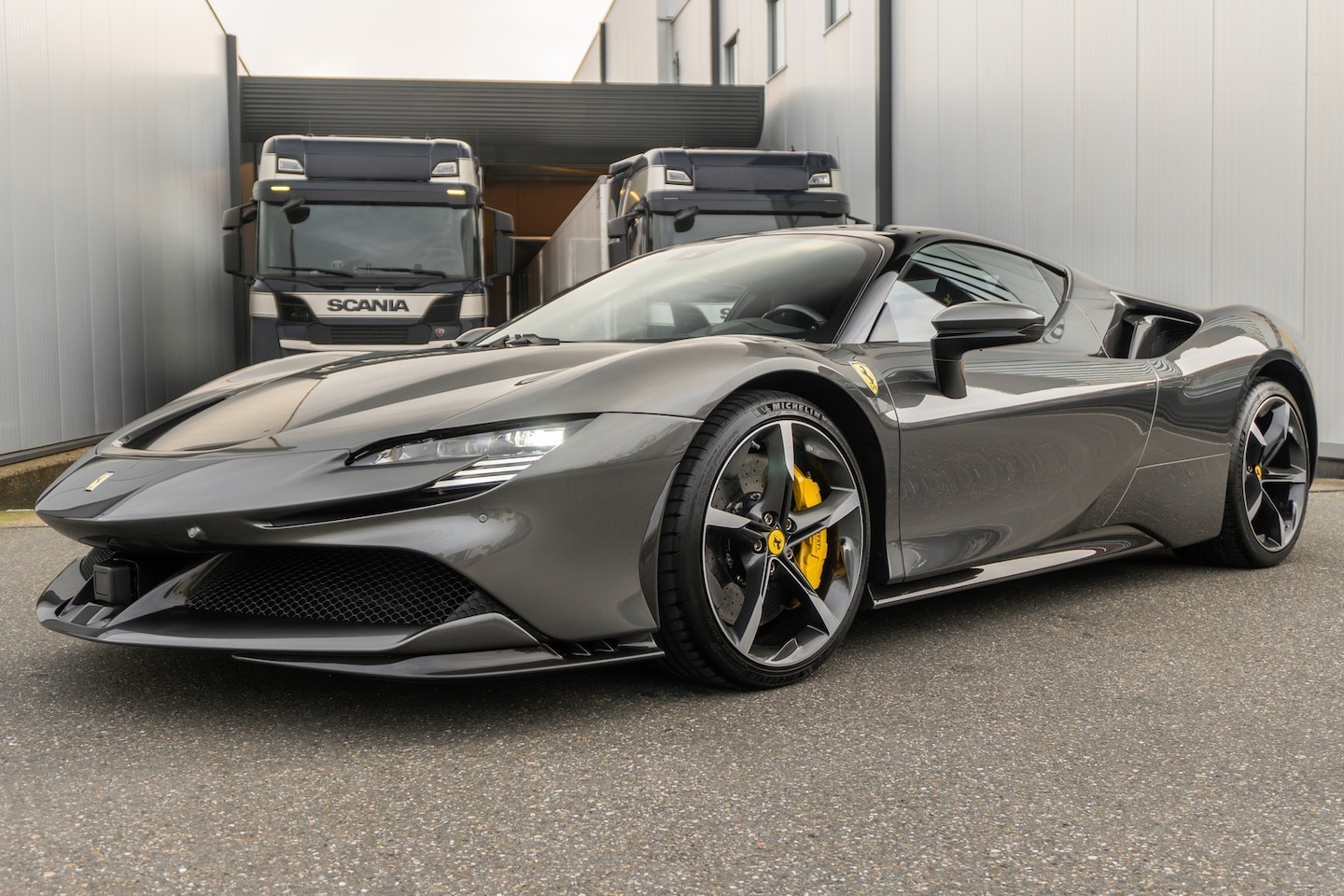 Ferrari SF90 Stradale - V8 - Grigio Silverstone - Lift - CarPlay - Carbon - AutoWereld.nl