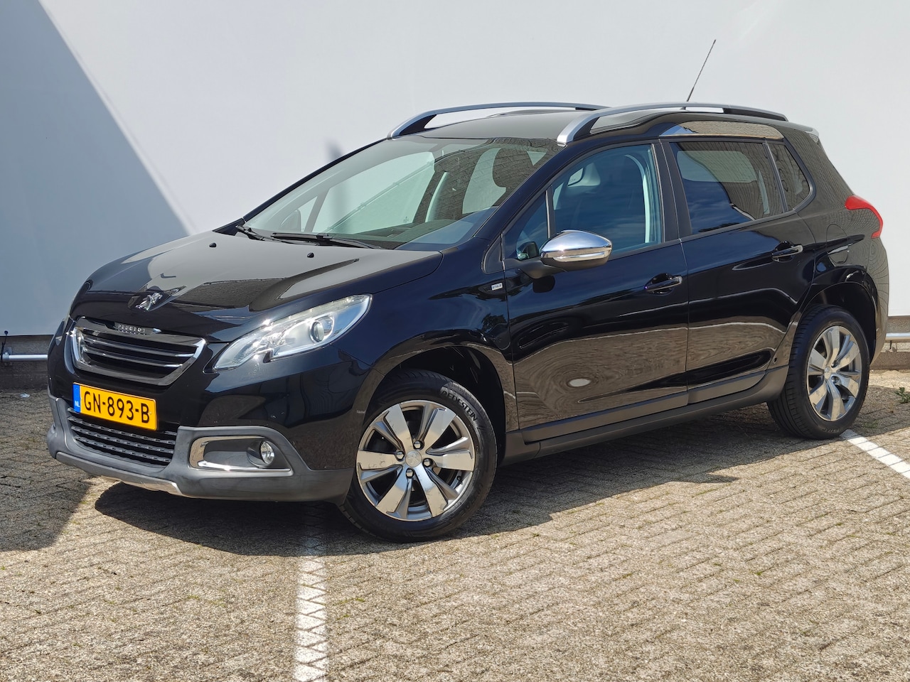 Peugeot 2008 - 1.2 PureTech Style | Electronic climate controle | Extra getint glas | Lichtmetalen velgen - AutoWereld.nl