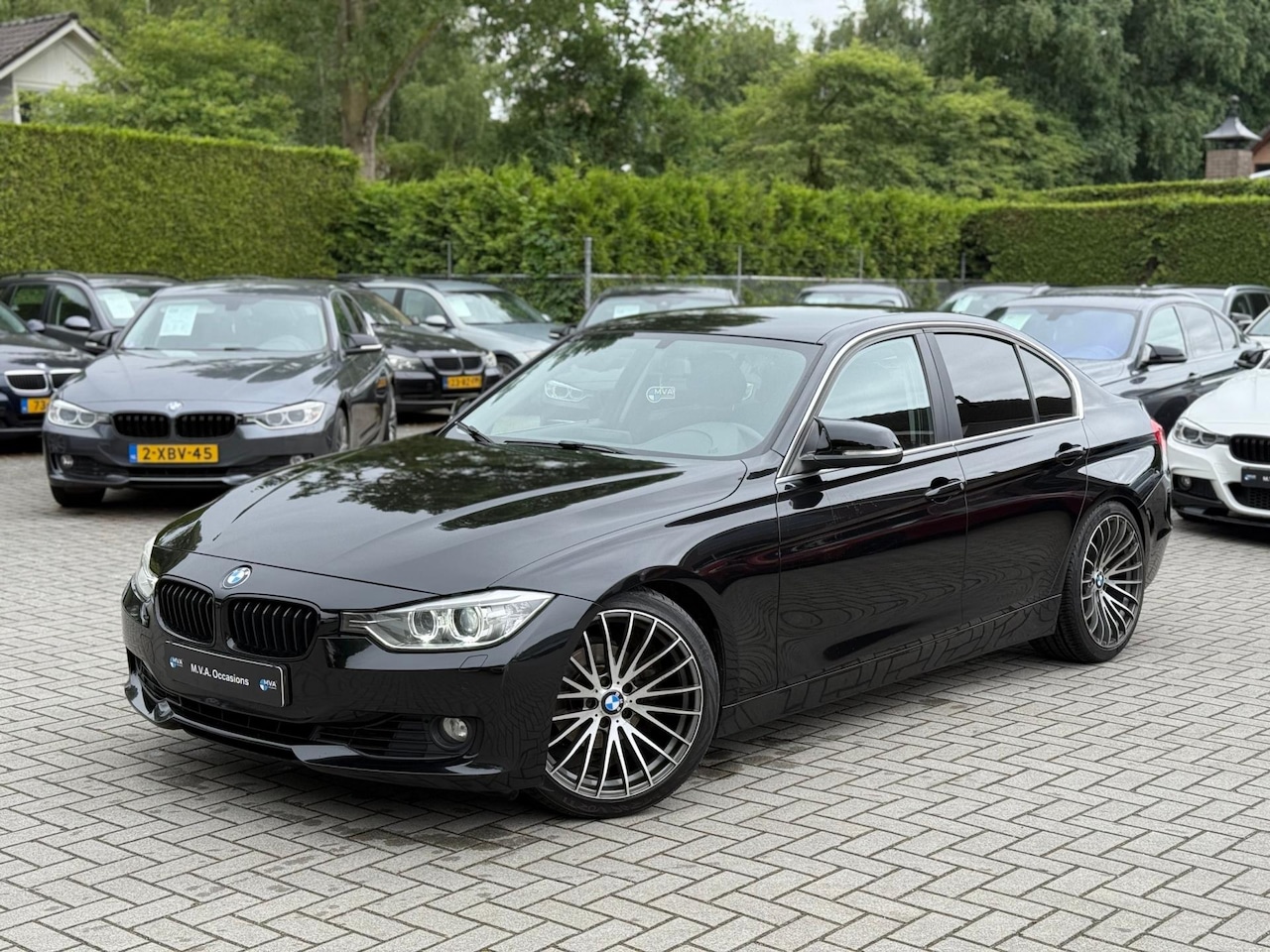 BMW 3-serie - 320i High Executive|Xenon|Groot Navigatie|19 inch|Automaat|Cruise control|Airco|Nette staa - AutoWereld.nl