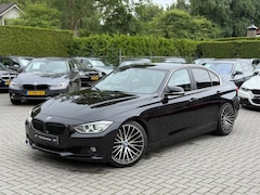 BMW 3-serie - 320i High Executive|Xenon|Groot Navigatie|19 inch|Automaat|Cruise control|Airco|Nette staa