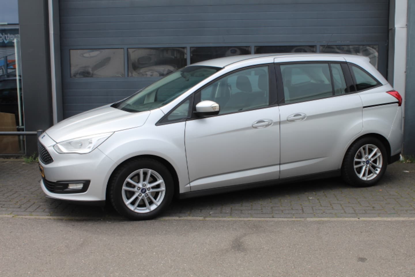 Ford Grand C-Max - 1.0 Trend 7 persoons. Airconditioning, Cruisecontrol, Boardcomputer, Lichtmetalen velgen - AutoWereld.nl