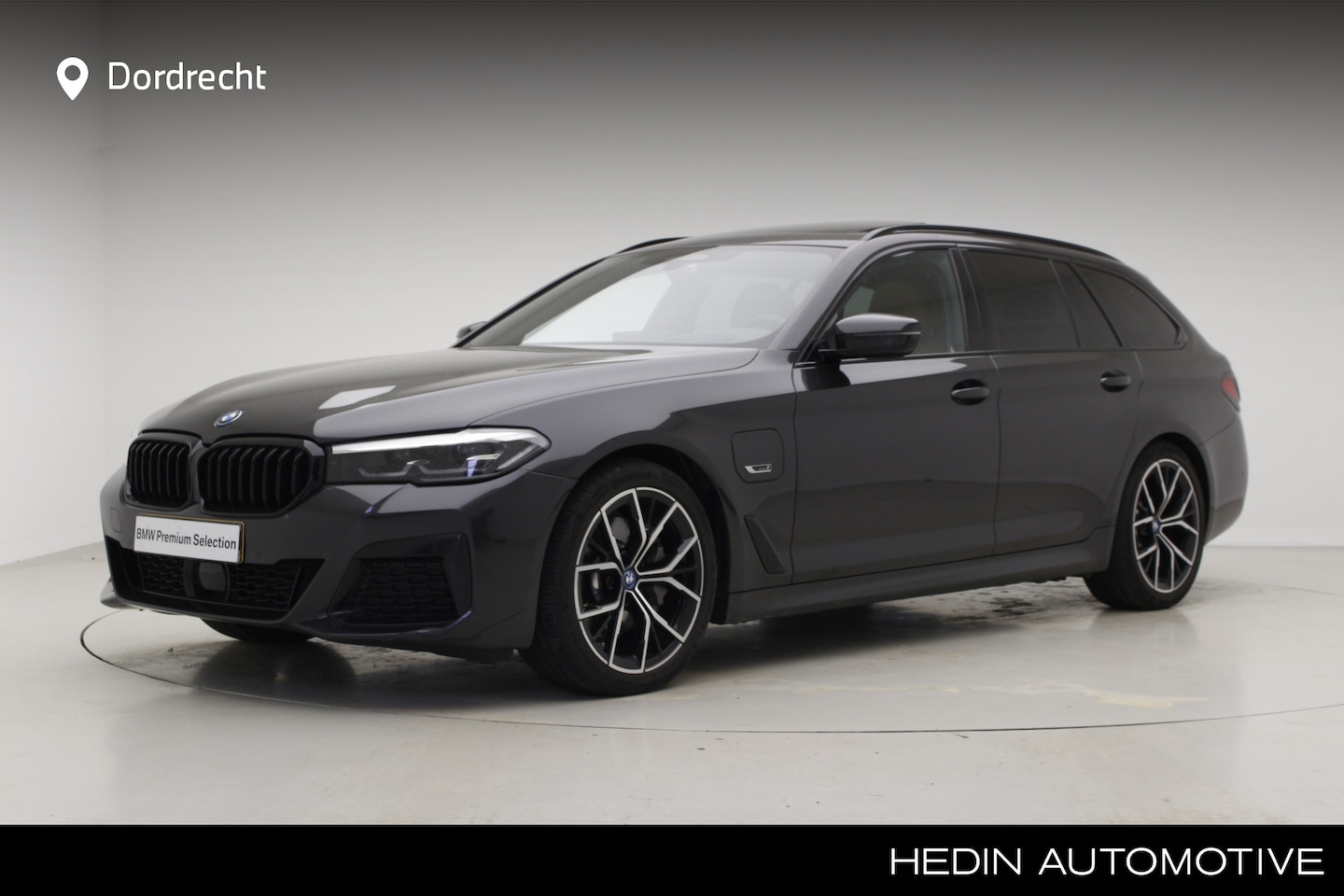 BMW 5-serie Touring - 530e M-Sport | Panorama | 19" | Active Cruise Control | Head Up | Leder | Comfortzetels | - AutoWereld.nl